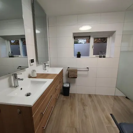 Spacious Near With Sauna * 加德兰