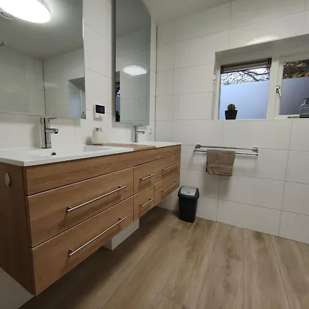 Spacious Near With Sauna 度假居 加德兰